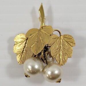 *B) Vintage Gold Tone Dangling Grape Cluster Brooch Pin Faux Pearls